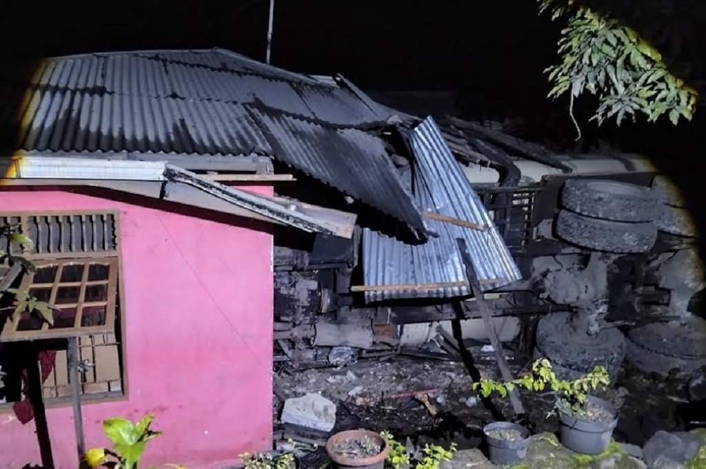 Kecelakaan Truk Pengangkut CPO Tabrak Rumah di Padang, 2 Anak Tewas