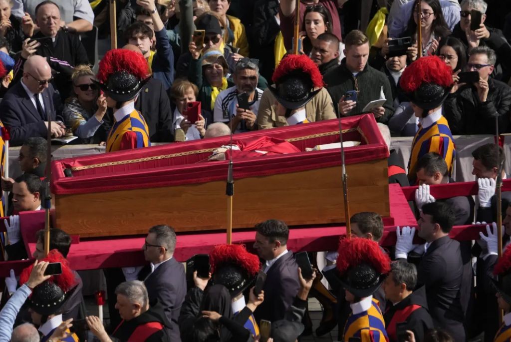 Peti Jenazah Paus Fransiskus Dibawa ke Basilika Santo Petrus, Disemayamkan 3 Hari