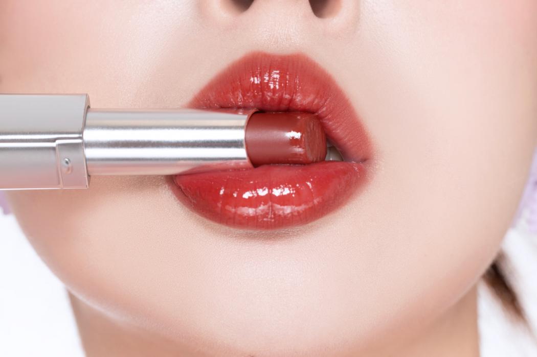 Tips Membuat Cherry Cola Lips Pakai 2 Produk, Gampang Banget!
