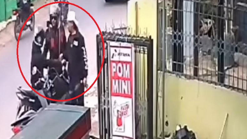 2 Bang Jago Keroyok Pegawai Minimarket di Bandung Terekam CCTV, Kini Ditangkap Polisi