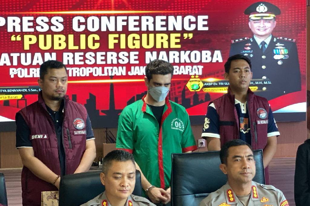 Fachri Albar Tampak Lesu saat Pakai Baju Tahanan, Sakit karena Dipenjara?