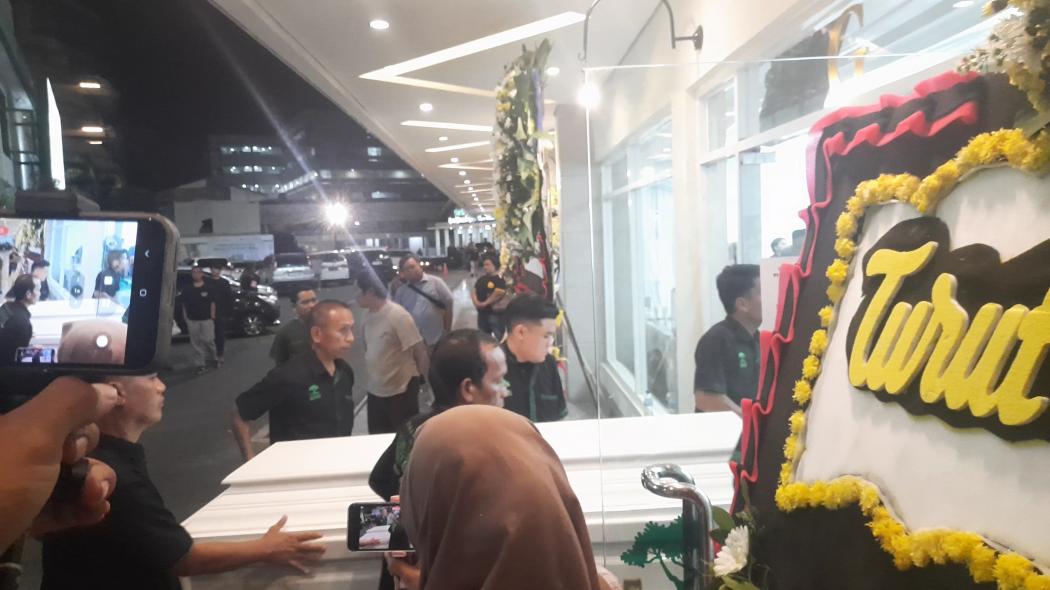 Detik-Detik Jenazah Ricky Siahaan Tiba di Rumah Duka, Pelayat Menangis Kehilangan