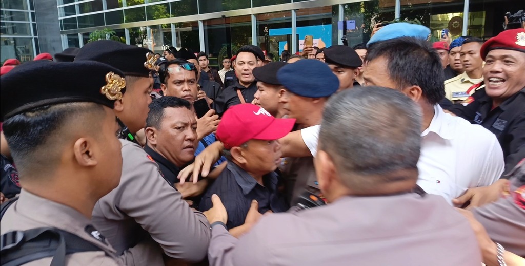 Diduga Ada Penyusup, Sidang Hasto Kristiyanto Kembali Ricuh 