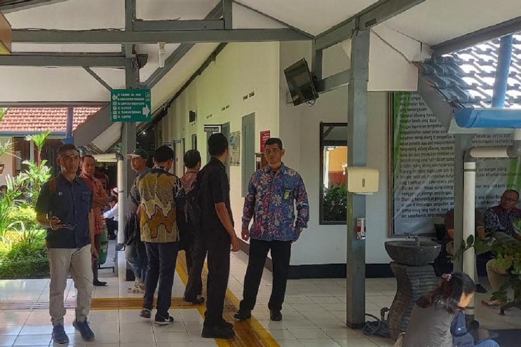 Sidang Gugatan Ijazah Jokowi dan Esemka di PN Solo, Pengunjung Diperiksa Metal Detector