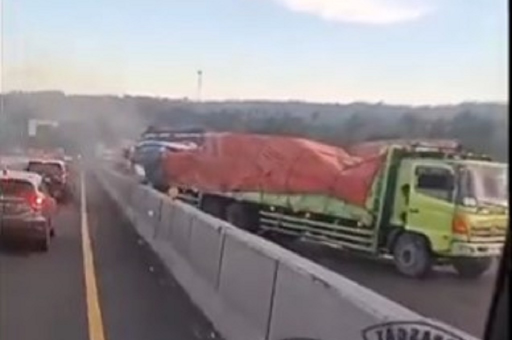 Viral Kecelakaan Truk di Tol Cipularang, Polisi Ungkap Penyebabnya