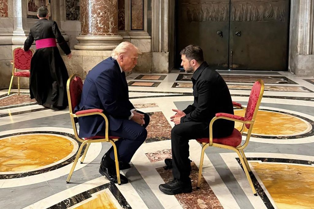Potret Trump-Zelensky Ngobrol Serius di Basilika Santo Petrus saat Pemakaman Paus Fransiskus