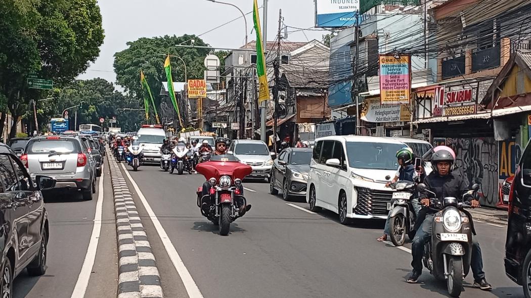 Jenazah Bunda Iffet Diberangkatkan ke TPU Karet Bivak Dikawal Slankers dan Bikers Dakwah