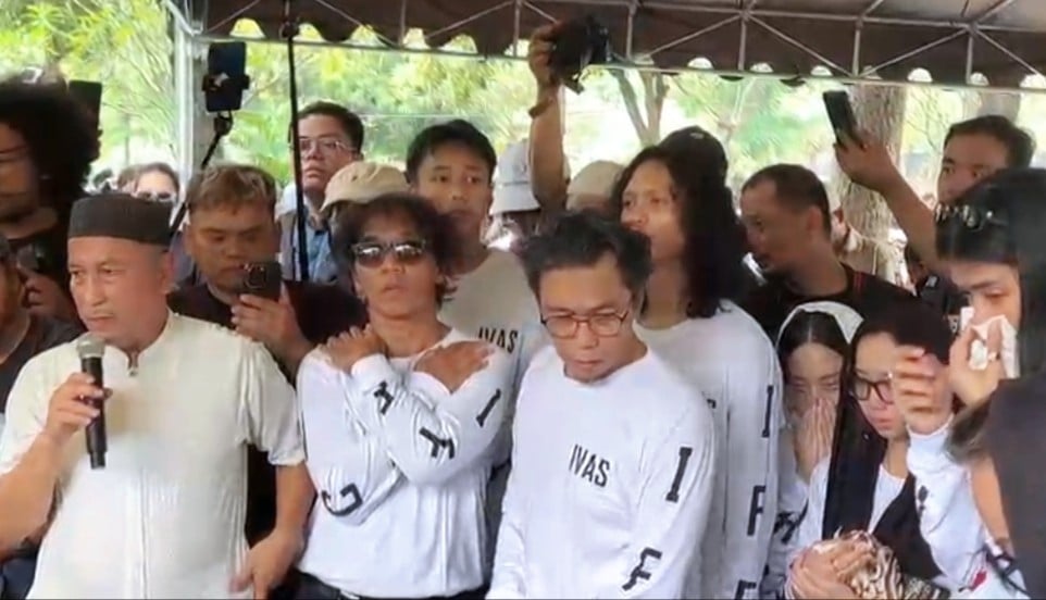 Sambil Menahan Tangis, Kaka Kenang Jasa Bunda Iffet Perjuangkan Slank di saat Titik Terendah