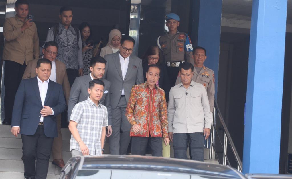 Jokowi Tenteng Map Cokelat usai Buat Laporan Tudingan Ijazah Palsu di Polda Metro Jaya