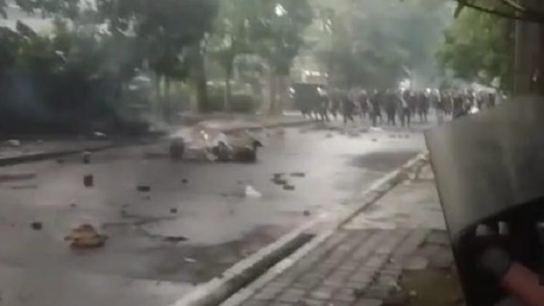 Kericuhan Warnai Hari Buruh di Bandung, Massa Berpakaian Hitam Lempari Polisi dengan Batu