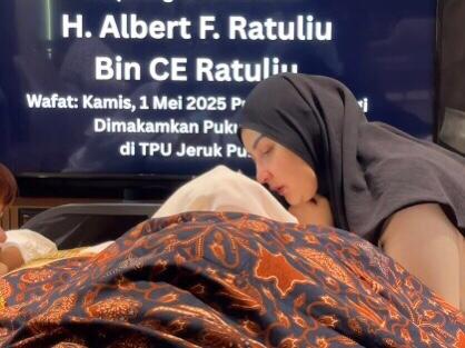 Innalillahi, Mona Ratuliu Berduka Ayah Tercinta Meninggal Dunia