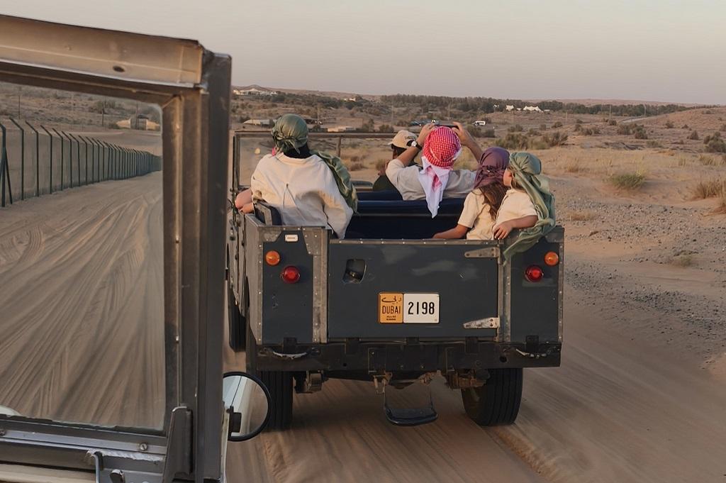Safari Gurun Dubai Mewah: Naik Land Rover Vintage, Unta, hingga Makan Malam di Tenda Bedouin