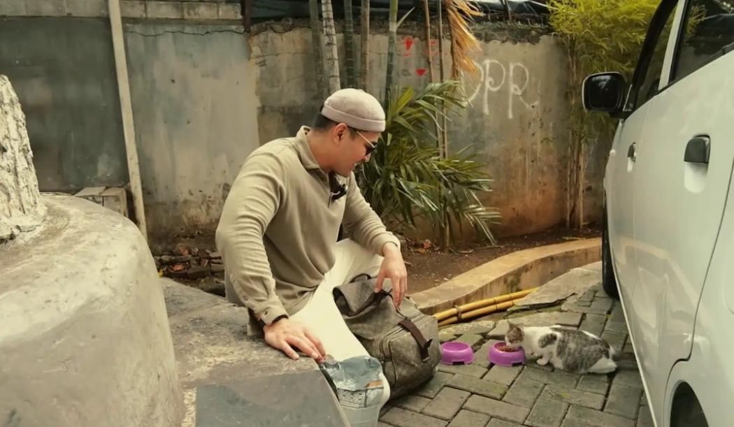 Berbagi Tak Harus Mahal, Robby Purba Edukasi Cara Street Feeding yang Tepat