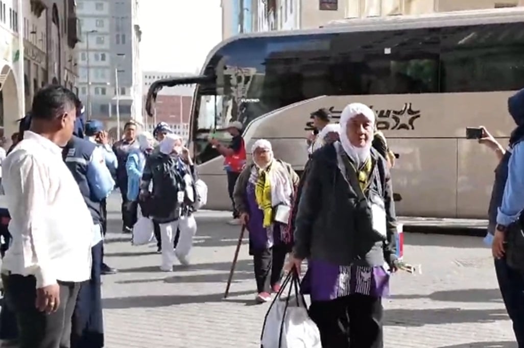 Kloter Pertama Jemaah Haji 2025 Tiba di Tanah Suci, Disambut Meriah