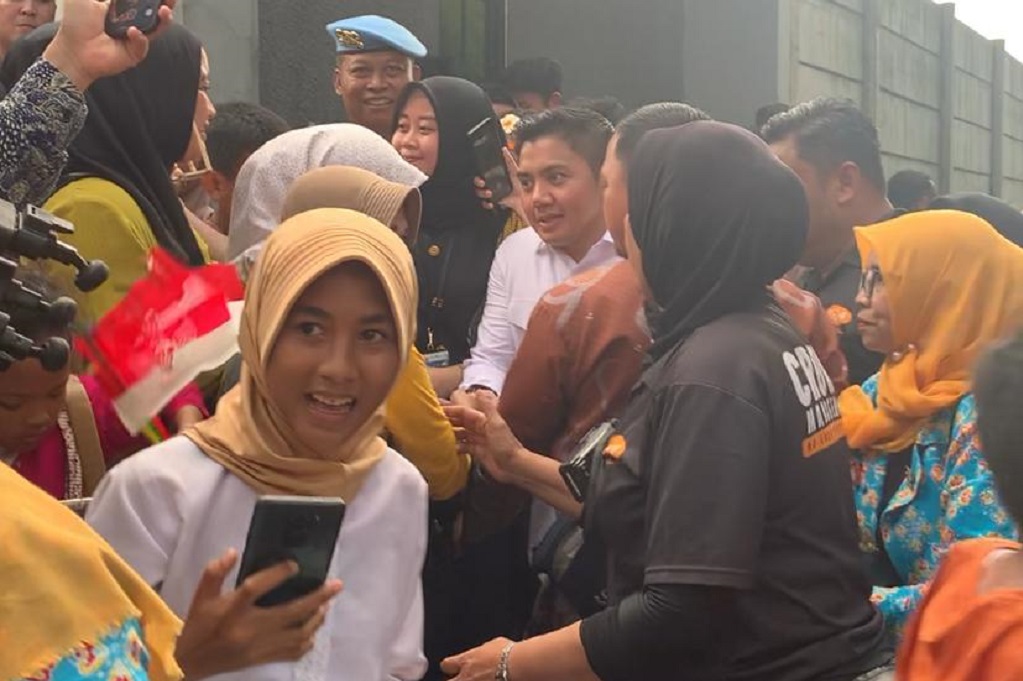 Momen Seskab Teddy Dikerumuni Emak-emak usai Dampingi Prabowo di Bogor