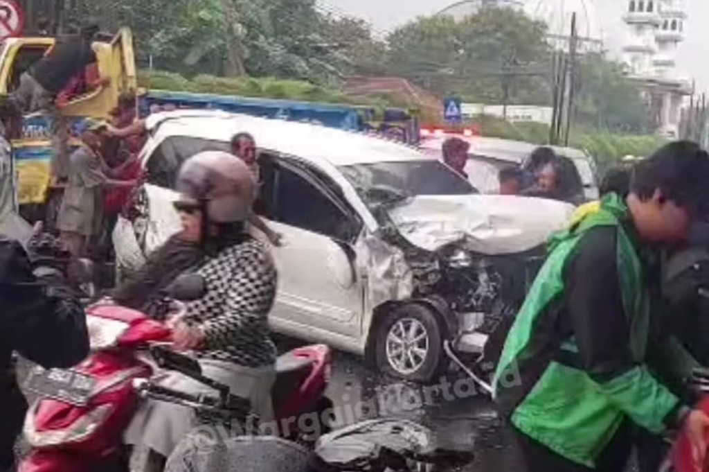 Kecelakaan di Jalan Raya Bogor Jaktim, Truk dan 2 Mobil Ringsek