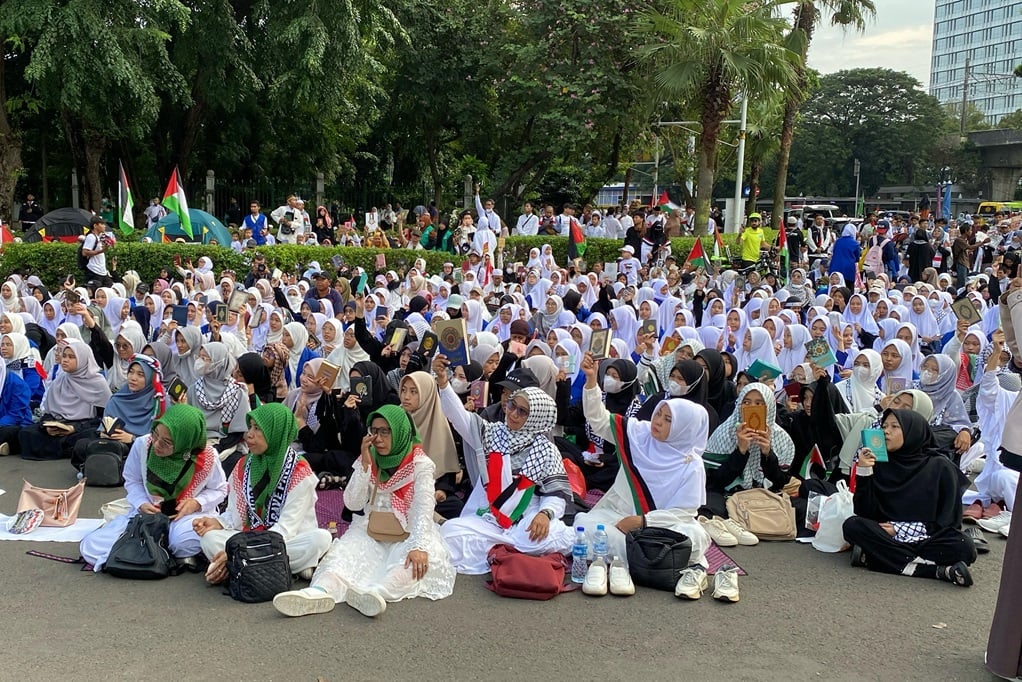 Aksi Bela Palestina di Depan Kedubes AS, Massa Kompak Bawa Alquran