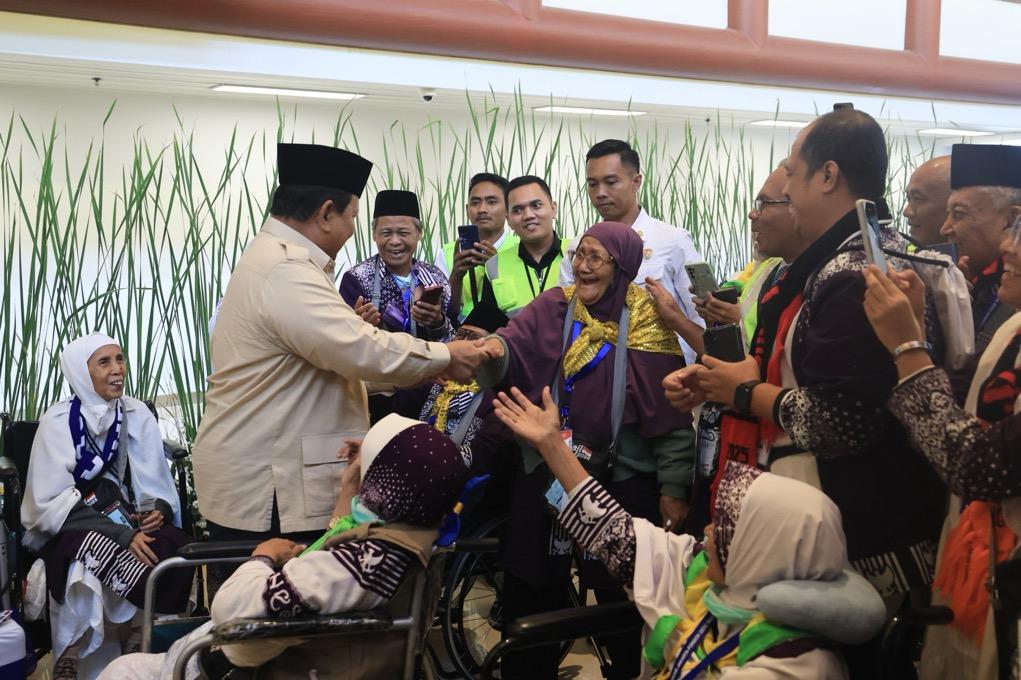 Prabowo Doakan Para Jemaah Haji di Soetta: Mabrur Ya Pak, Bu Semua