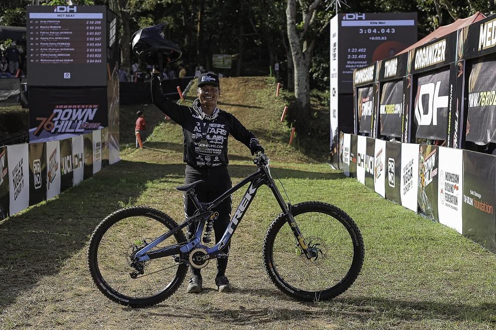 Pembalap Sepeda Andy Prayoga Juara Kelas Men Elite 76 Indonesian Downhill 2025