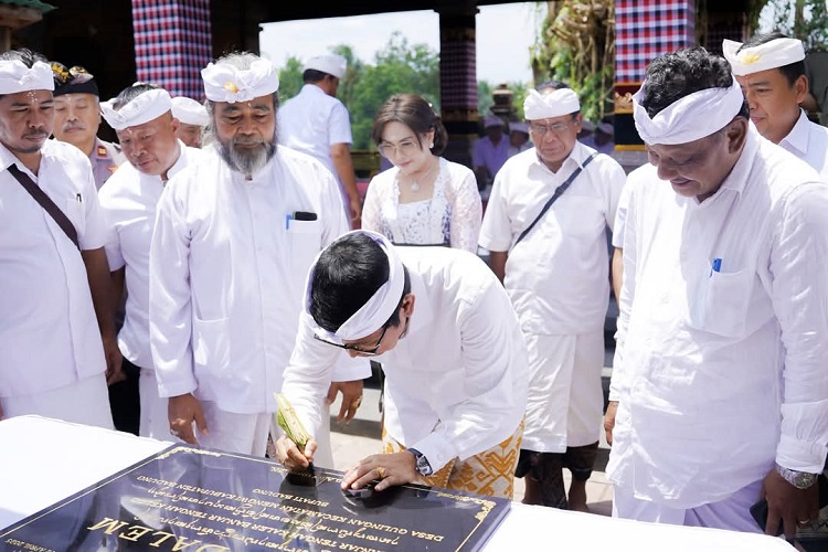Bupati Badung Tandatangani Prasasti Melaspas di Banjar Tengah Kaler Desa Gulingan