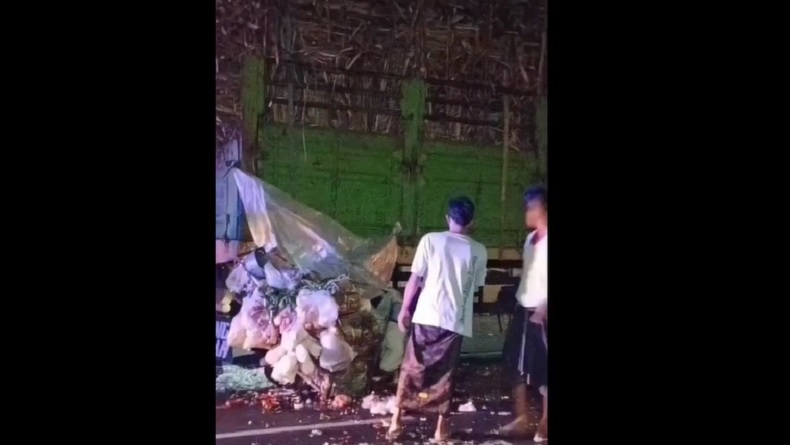 Kecelakaan Tragis di Pasuruan, Pedagang Sayur Keliling Tewas Tabrak Truk