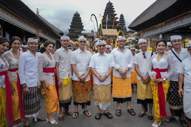 Bupati Adi Arnawa Pimpin Penganyaran Pemkab Badung ke Pura Besakih