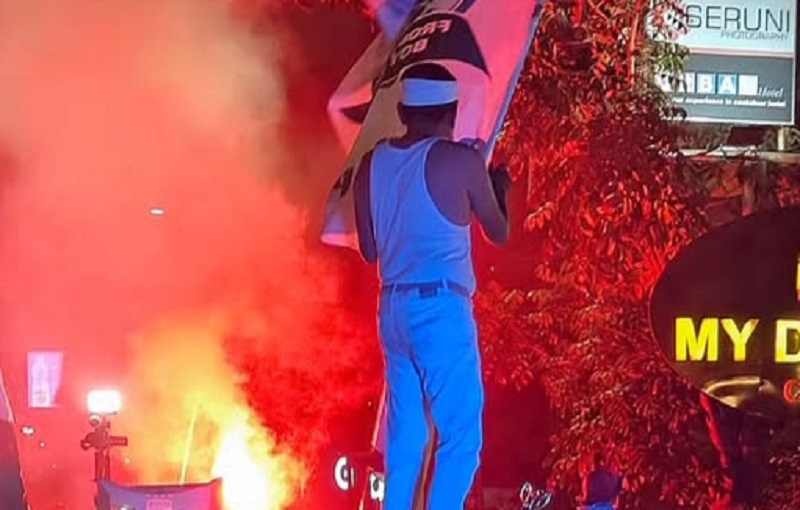 Dedi Mulyadi Rayakan Persib Juara bareng Bobotoh, Pakaiannya Jadi Sorotan