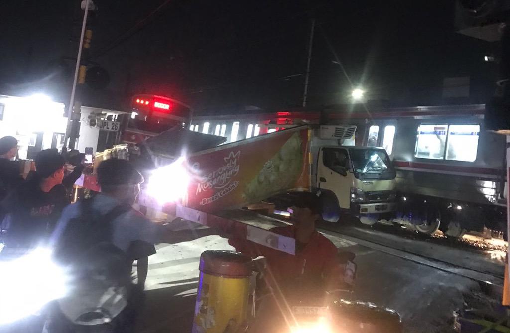 Mobil Boks Menemper KRL di Citayam-Bojong Gede, Perjalanan Kereta Sempat Tertunda