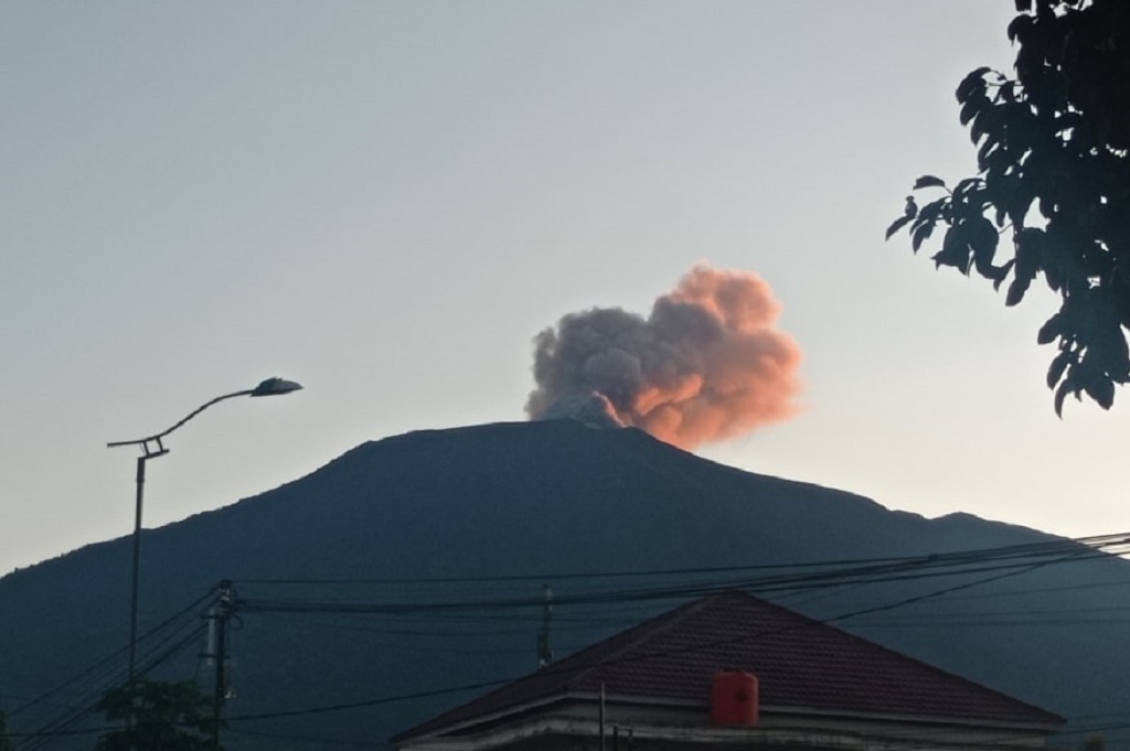 Gunung Marapi Meletus Hari Ini, Muntahkan Abu Setinggi 250 Meter