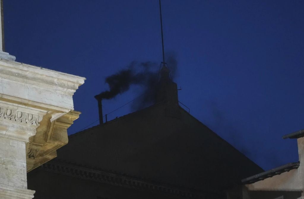 Asap Hitam Keluar, Para Kardinal Gagal Pilih Paus Baru dalam Voting Putaran Pertama