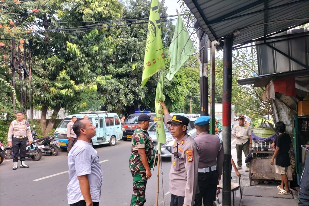 Tegas! 109 Bendera Ormas di Jakpus Ditertibkan, 2 Pemalak Ditangkap