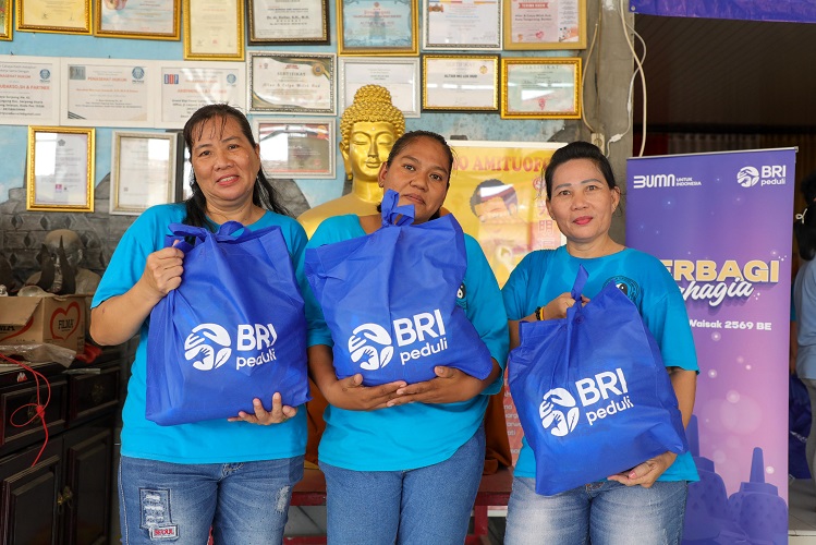 Peringati Waisak 2025, BRI Peduli Salurkan Paket Sembako bagi Ribuan Umat Buddha