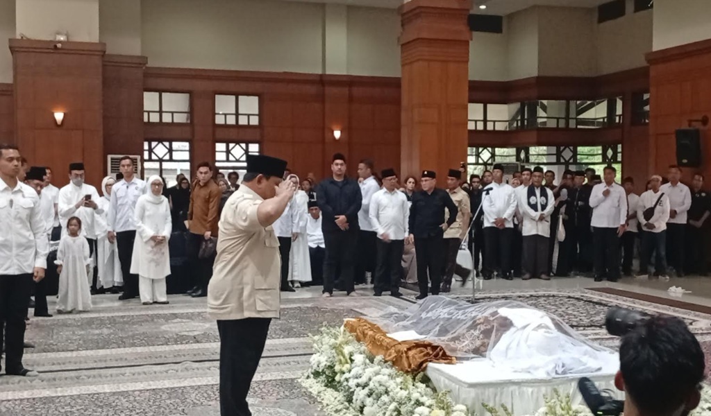 Momen Prabowo Beri Penghormatan Terakhir ke Mantan Wagub Jakarta Eddie Nalapraya