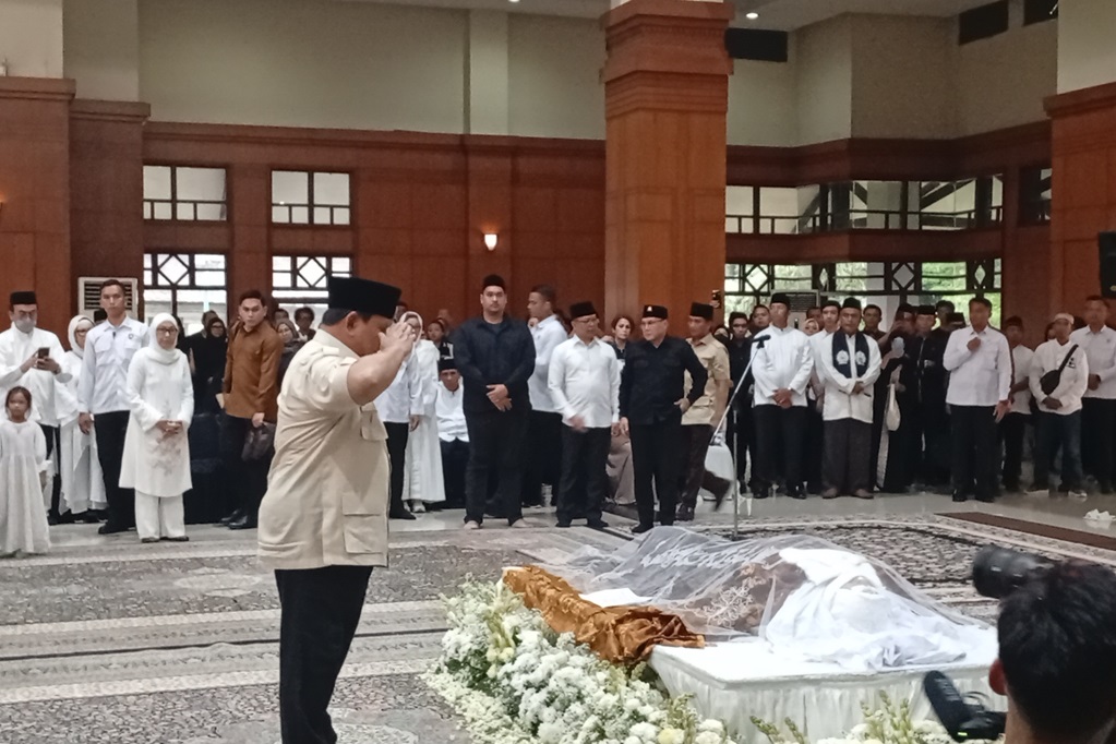 Prabowo Melayat Mantan Wagub Jakarta Eddie Nalapraya, Beri Hormat ke Almarhum