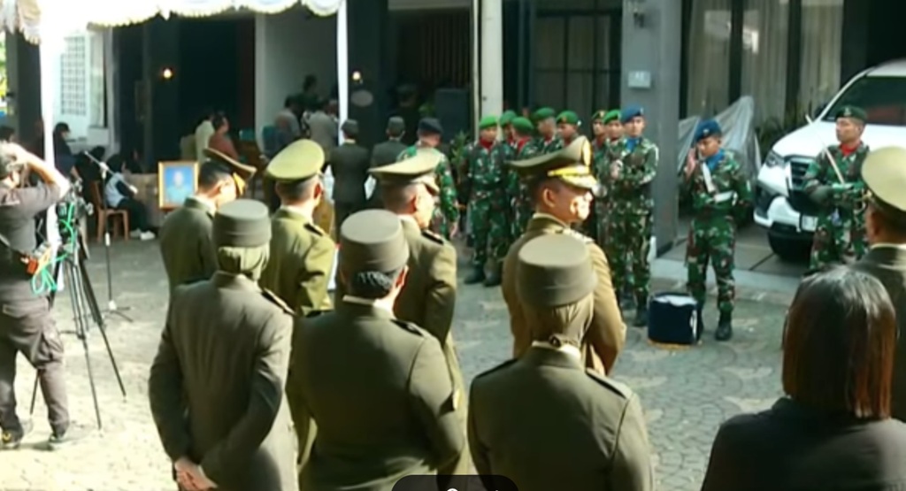 Suasana Rumah Duka Kolonel Antonius Hermawan, Korban Ledakan Amunisi di Garut