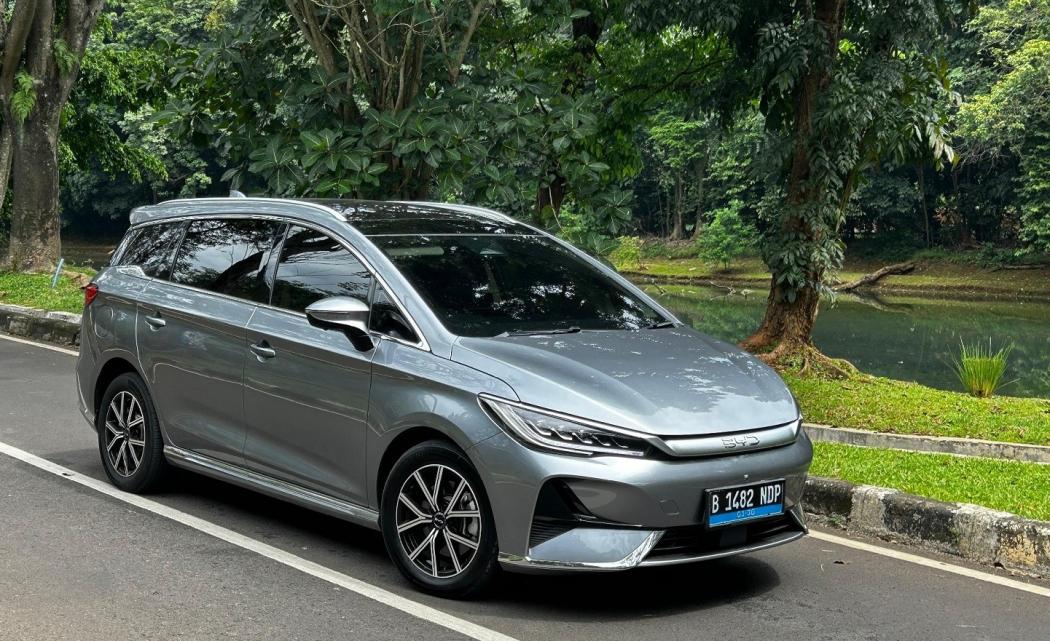 Menjajal Mobil Listrik BYD M6, Bagaimana Fitur dan Teknologinya?