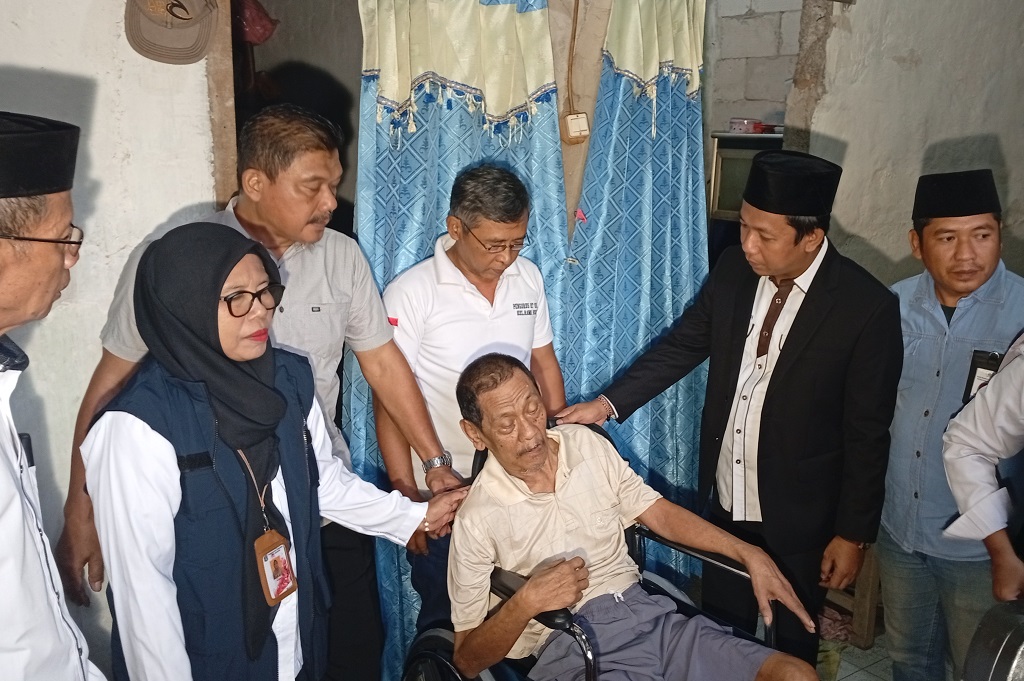 Anggota DPRD DKI Fraksi Perindo Dina Masyusin Serahkan Kursi Roda dan CCTV di Cengkareng