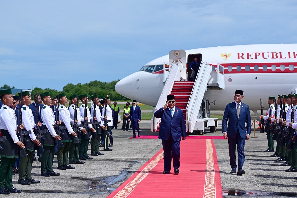 Presiden Prabowo Tiba di Brunei, Disambut Pasukan Kehormatan
