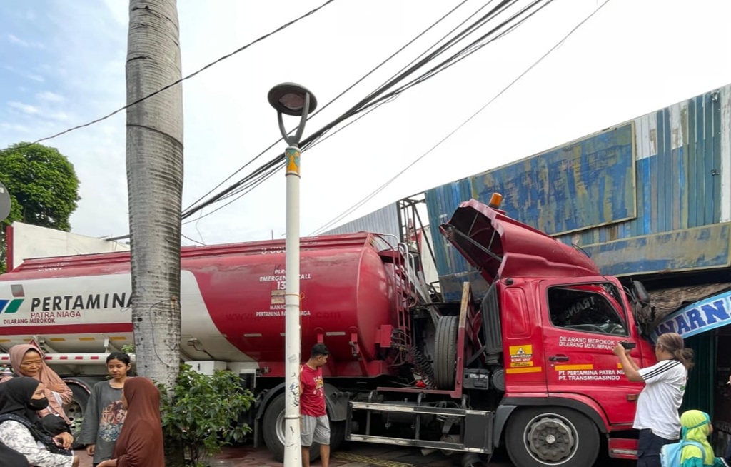 Truk Tangki BBM Tabrak 3 Ruko di Cakung Jaktim