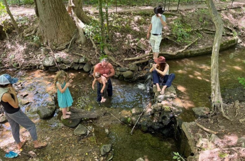 Heboh! Menkes AS Robert Kennedy Jr Berenang di Kali Pembuangan Limbah