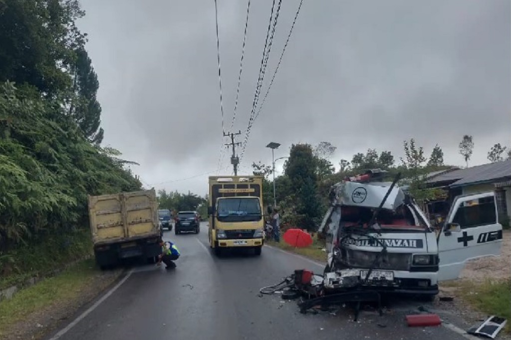 Kecelakaan di Humbahas, Ambulans Bawa Jenazah Ditabrak Truk 1 Orang Tewas