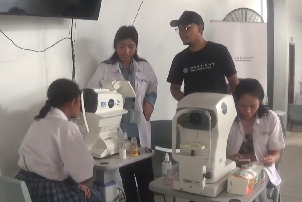 Murid Sekolah Lentera Harapan Gunung Moria Kegirangan Dapat Kacamata Gratis dari MNC Peduli