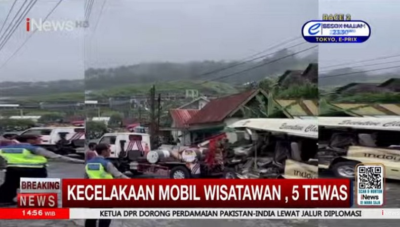 Mobil Rombongan Wisatawan Kecelakan di Tawangmangu, Tabrak Pembatas Jembatan saat Turunan