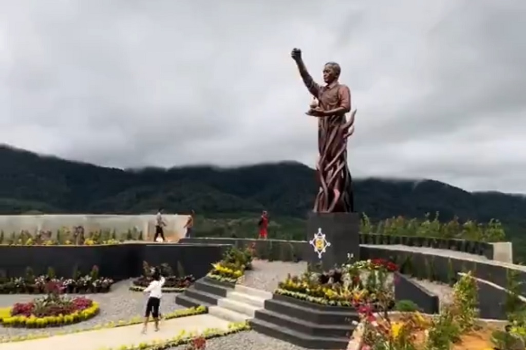 Kenapa Patung Jokowi Senilai Rp2,5 Miliar di Karo Pegang Jeruk? Ternyata Ini Maknanya