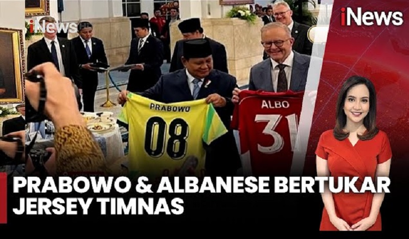 Momen Prabowo dan PM Australia Albanese Saling Tukar Jersey Timnas