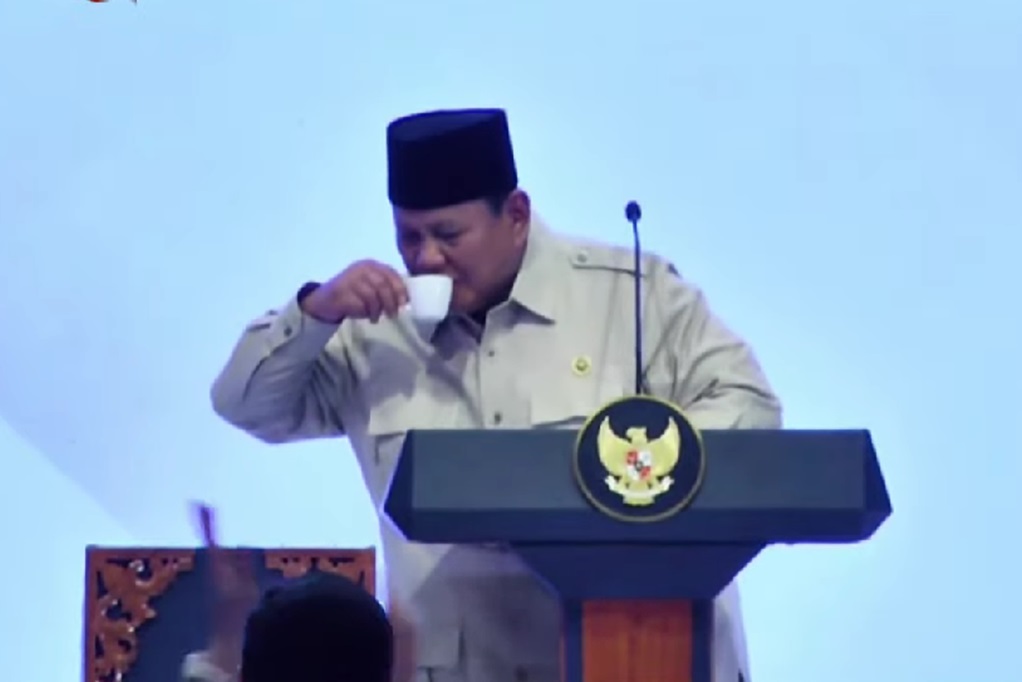 Momen Prabowo Seruput Kopi saat Pidato di Kongres Tidar: Diperintah Rakyat