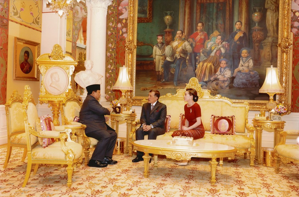 Potret Prabowo Disambut Hangat Raja dan Ratu Thailand di Amphorn Royal Palace