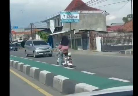 Viral Bocah Perempuan Kendarai Sepeda Listrik Lawan Arah di Jalur Pantura Tegal
