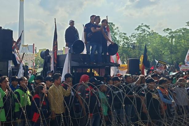 Demo Ojol di Surabaya, Massa Kepung Kantor Gubernur Jatim
