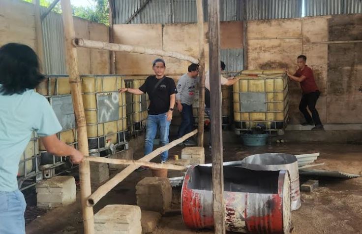 Polisi Temukan Gudang Penimbunan BBM di Rumah Kepala Kampung Gunung Agung